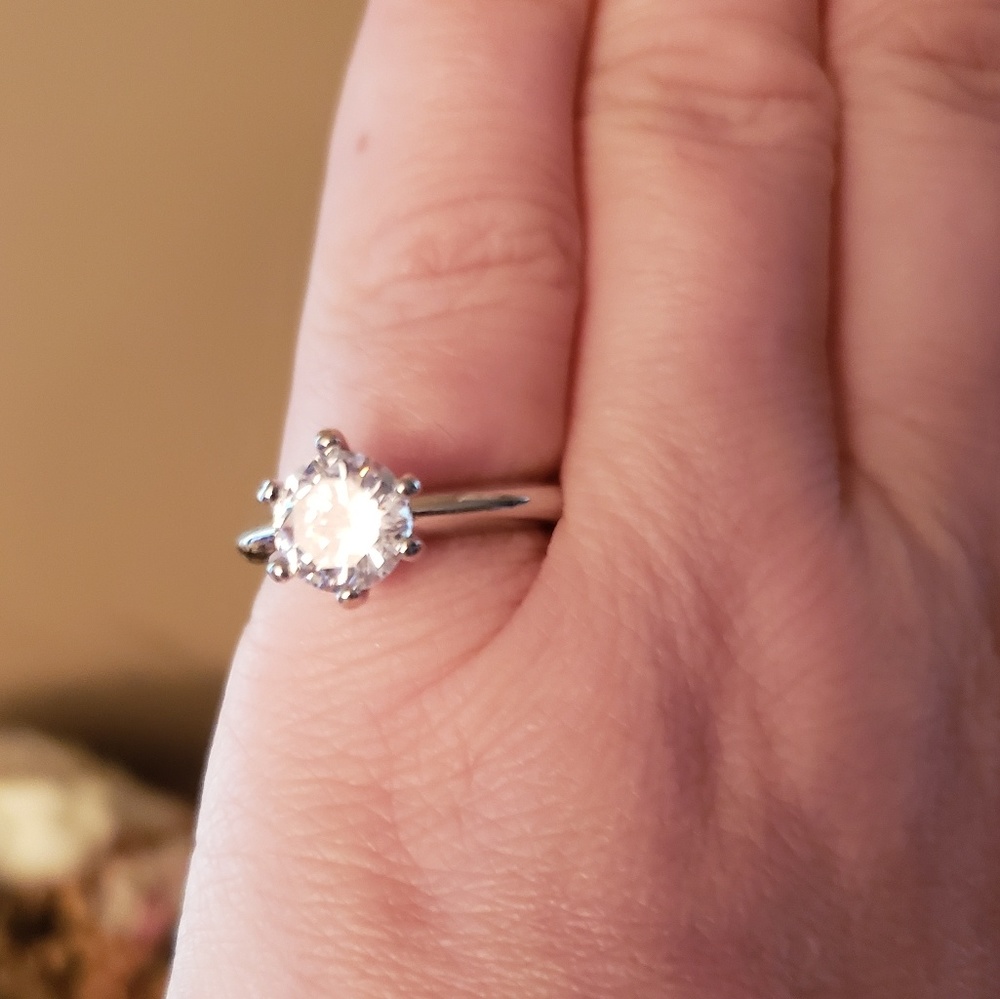 BEAUTIFUL .925 stamped Engagement ring - Picture 3 of 6